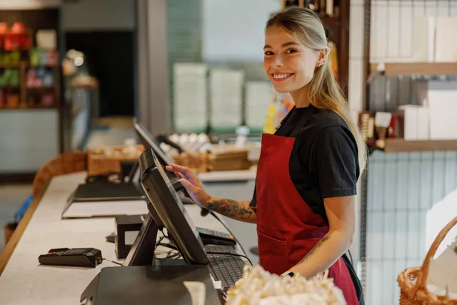 Barista preparando café